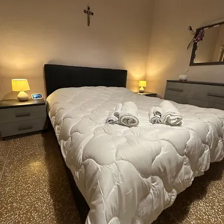 Room With Queen Bed And Tv בית נופש