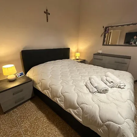 Room With Queen Bed And Tv * カザレッキオ・ディ・レーノ